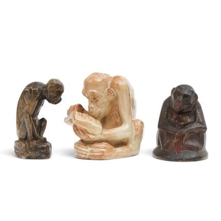 Tre sculture di scimmie, XX secolo; tra cui una in