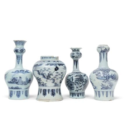 Delft, quattro vasi in ceramica blu e bianca in st