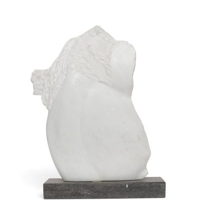 Scultura in marmo bianco, XX secolo. Con intagli o
