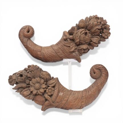 Coppia di ornamenti in legno intagliato a specchio