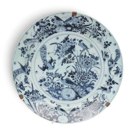 Delft, un piatto in ceramica blu e bianca, contras