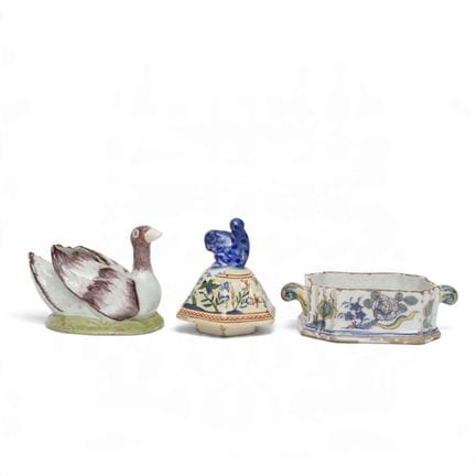Delft, vari oggetti in ceramica, XVIII secolo. Com