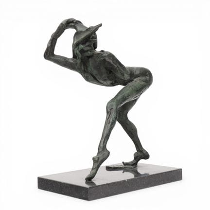 Monogramma K.G., scultura in bronzo patinato verde