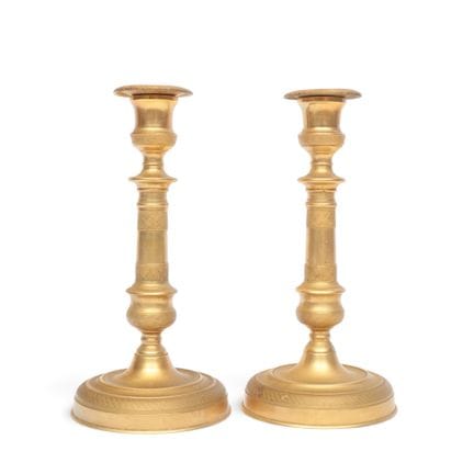 Francia, par de candelabros de bronce dorado de un