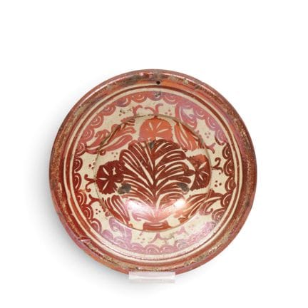 Spagna, piatto in terracotta con smalto rosso luci