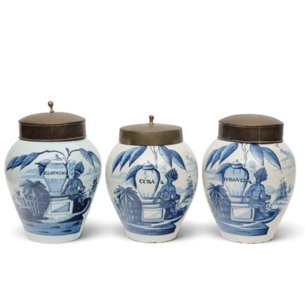 Delft, tre vasi da tabacco in ceramica blu e bianc