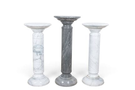 Italia, due colonne in marmo bianco, XX secolo. Qu