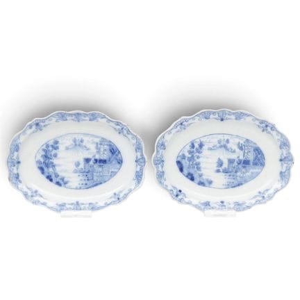 Delft, coppia di piatti in ceramica blu e bianca, 