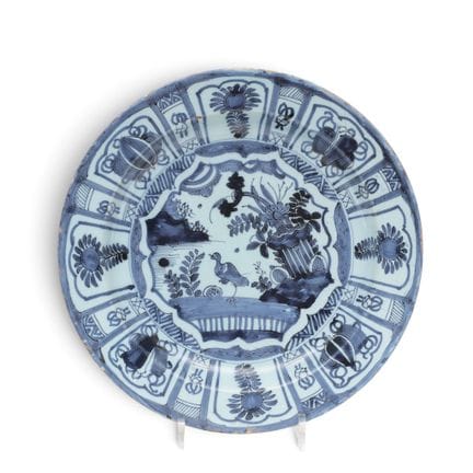 Delft, piatto in ceramica blu e bianca in stile “k