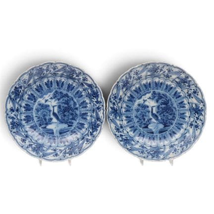Delft, coppia di piatti in terracotta blu e bianco