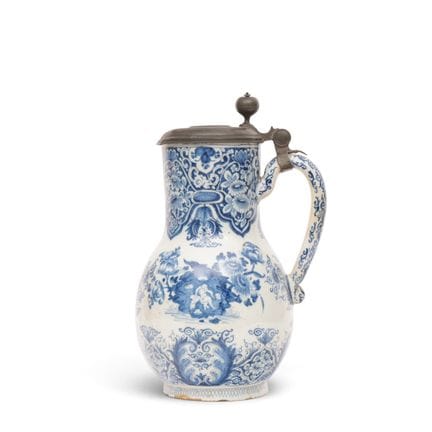 Delft, un vaso in ceramica blu e bianca in stile “