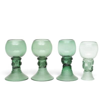 Quattro calici di vetro verde, XVIII/XIX secolo, c