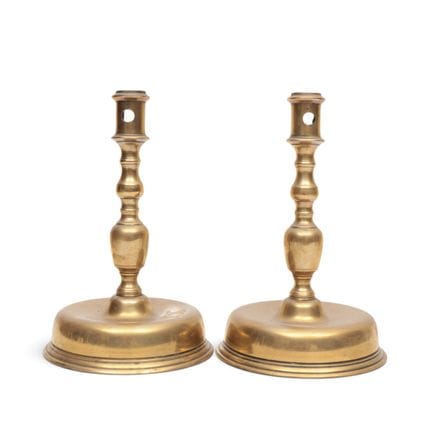 España, par de candelabros de bronce de una sola l