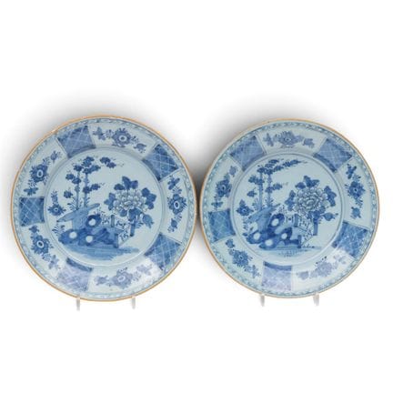 Delft, un paio di piatti in ceramica blu e bianca,