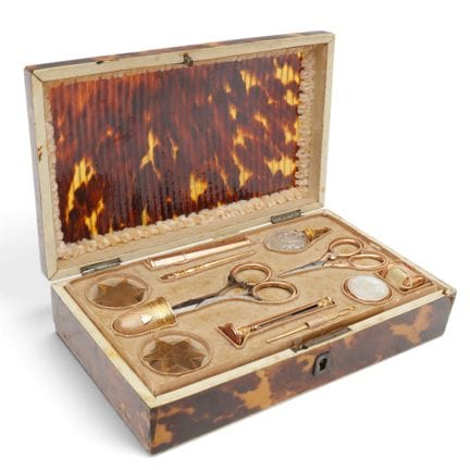 Set da cucito in oro in cofanetto in tartaruga, 18