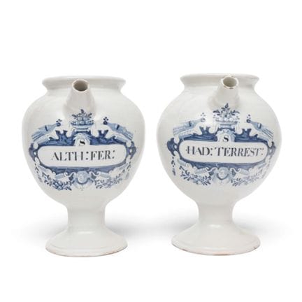 Delft, coppia di brocche per sciroppo in ceramica 