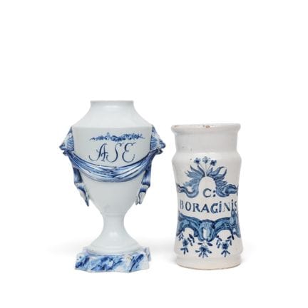 Francia, due vasi da farmacia in ceramica blu e bi