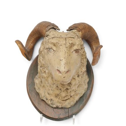Testa di ariete in legno intagliata, XIX secolo. D
