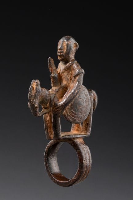 Mali, Dogon

Anello con figura di cavaliere

Fusio