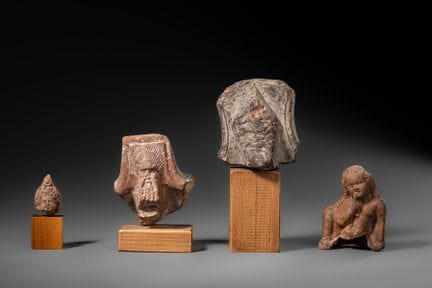 希腊 / 希腊化时期

四件人物雕像残件，约公元前300—200年

陶器

a) 戴高头饰的孩童或