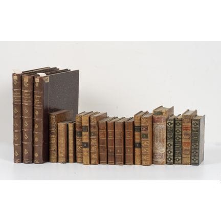 Conjunto de libros antiguos, de los siglos XIX y X