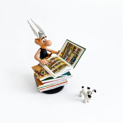 COLLECTOYS
Asterix blättert in seinen Comics, begl
