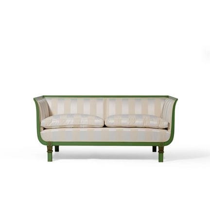 SKANDINAVISCHES DESIGN
Korbsofa aus grün lackierte
