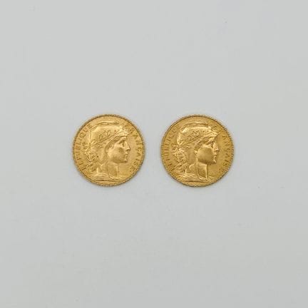 法国
两枚20法郎金币套装（玛丽安娜与公鸡图案）
铸造年份分别为1907年和1914年
存于已拆封的
