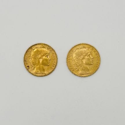 法国
一套两枚20法郎金币（玛丽安娜与公鸡图案）
铸造年份分别为1907年和1909年
存于已拆封的