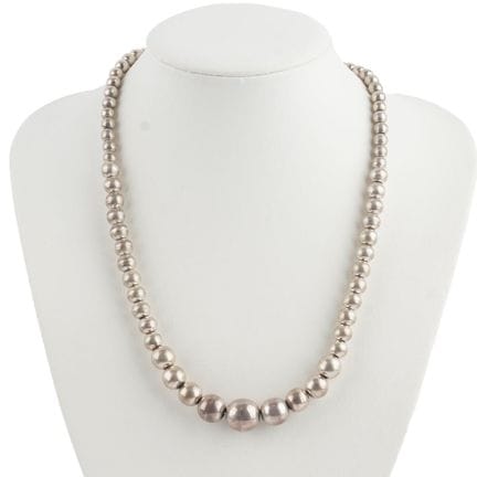 SILVER
Necklace made of silver beads.
Gross weight