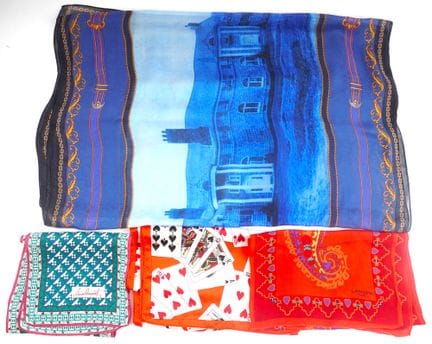 SILK
Set of 4 100% silk scarves
Dimensions: 160 X 