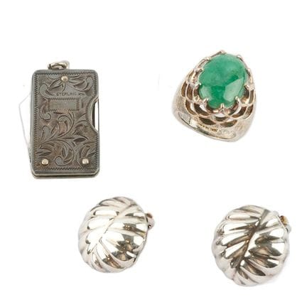 SILVER
Silver jewelry set including a pair of clip