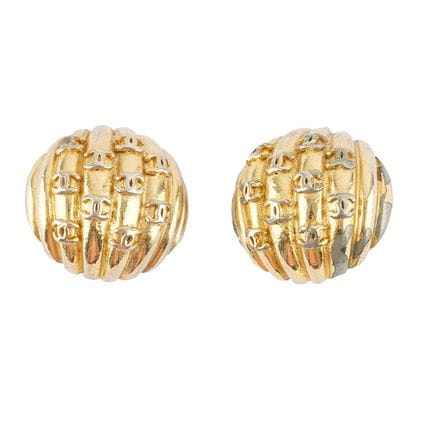 CHANEL
Chanel earrings in gold-tone metal