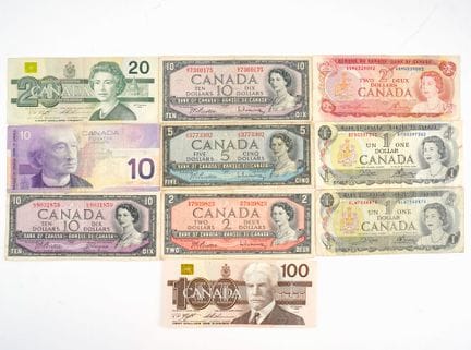 CANADIAN BANKNOTES
Lot of banknotes from Canada in