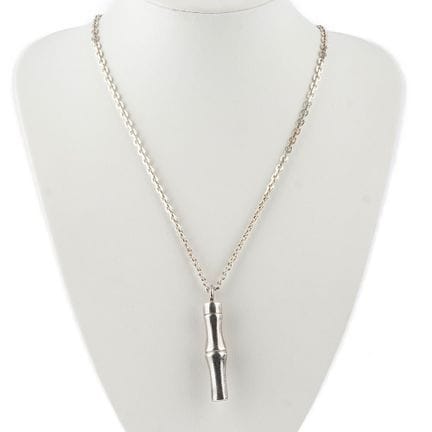 GUCCI
Cable link chain and Gucci pendant in silver