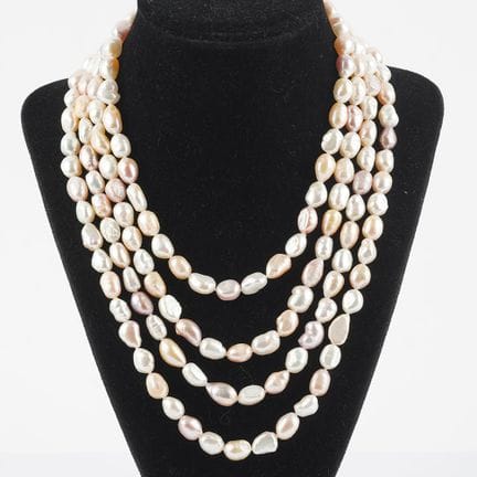 PEARLS
Necklace made of baroque freshwater culture