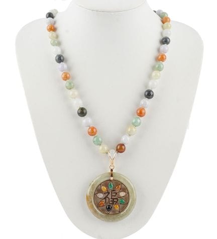 JADEITE
Necklace composed of 73 jadeite beads in w