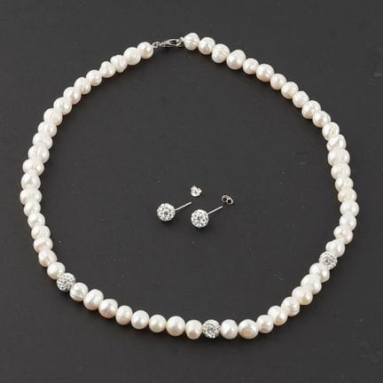 PEARLS
Necklace made of freshwater pearls and 3 be
