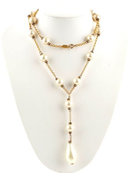 CHANEL
Chanel necklace in gold-tone metal adorned 