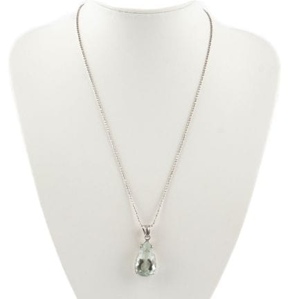 SILVER
Silver chain with a pendant set with a pear