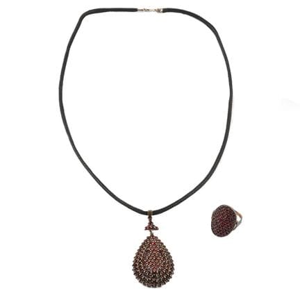 SILVER, GARNETS
Set consisting of a pear-shaped pe