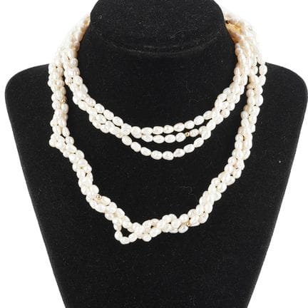 PEARLS
Necklace composed of 3 rows of braided fres