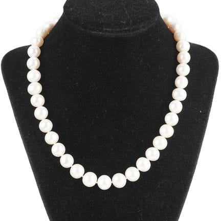 PEARLS
Necklace made of 10 mm semi-round cultured 