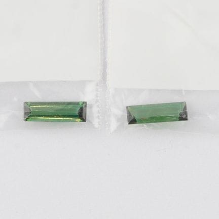 碧玺
本套装包含两颗矩形切割碧玺，重量分别为约1.13克拉和0.91克拉
