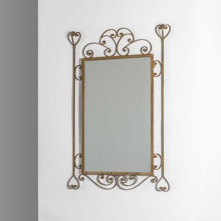 UN MIROIR MURAL  des années 40. 
Métal doré martel