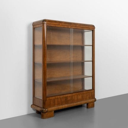 UNA VETRINA  anni '30. 
Legno di noce  cristallo.

