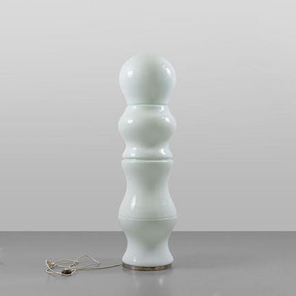 EINE STANDLAMPE aus den 70er Jahren.
Opalglas mit 