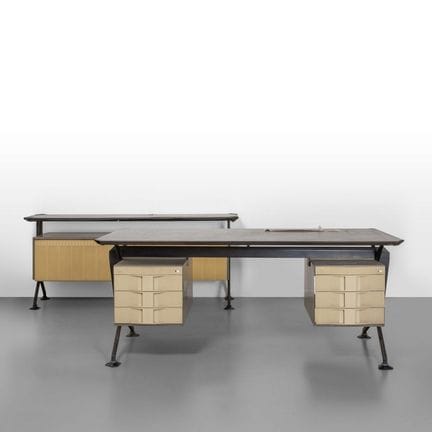 BBPR  OLIVETTI  1960年。
一套“Arco”系列的书桌和餐边柜。
喷漆金属  台面