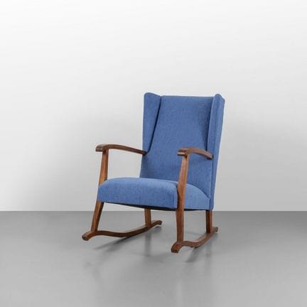 UNA POLTRONA A DONDOLO  anni '40. 
Legno di rovere