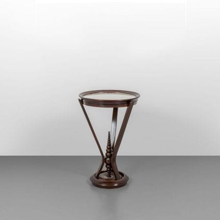 UN TAVOLINO  anni '40. 
Legno tinto all'anilina  p